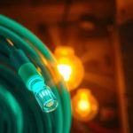 Glasfaserkabel mit warmem Retro-Licht und Teal-Schimmer — Digitalisierung in Deutschland